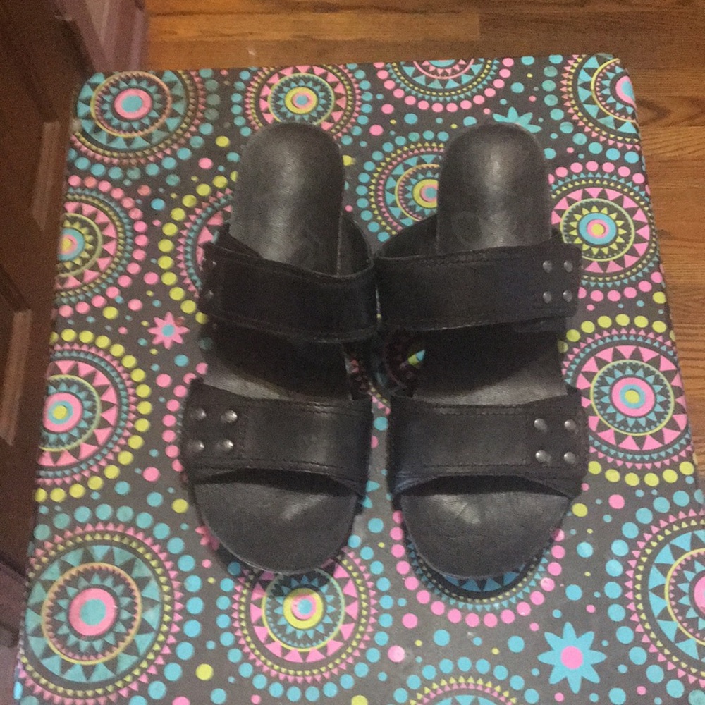 Size 9 OTBT leather sandals with low wedge